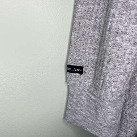 Calvin Klein Jeans‎ Waffle Knit Gray V-Neck Top Size Small - Picture 4 of 4
